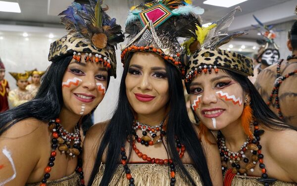 Jovenes latinoamericanas, estudiantes de la Universidad Rusa de la Amistad de los Pueblos, durante el concierto de los 60 años de la institución - Sputnik Mundo