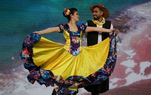 Estudiantes bailan durante el concierto de los 60 años de la Universidad Rusa de la Amistad de los Pueblos - Sputnik Mundo