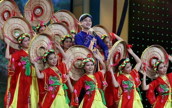 Estudiantes bailan durante el concierto de los 60 años de la Universidad Rusa de la Amistad de los Pueblos - Sputnik Mundo