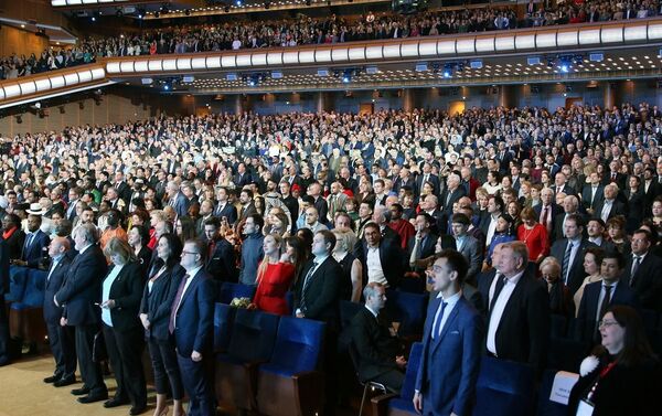 La sala de conciertos del Palacio de Kremlin durante el concierto de los 60 años de la Universidad Rusa de la Amistad de los Pueblos - Sputnik Mundo