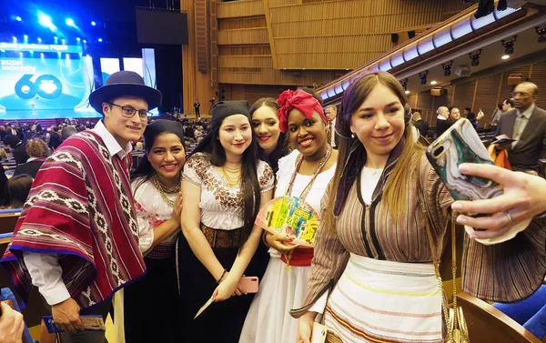 Estudiantes posan para una foto conjunta durante el concierto de los 60 años de la Universidad Rusa de la Amistad de los Pueblos Estudiantes posan para una foto conjunta durante el concierto de los 60 años de la Universidad Rusa de la Amistad de los Pueblos - Sputnik Mundo