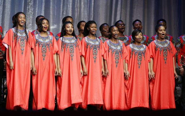 Estudiantes cantan durante el concierto de los 60 años de la Universidad Rusa de la Amistad de los Pueblos - Sputnik Mundo