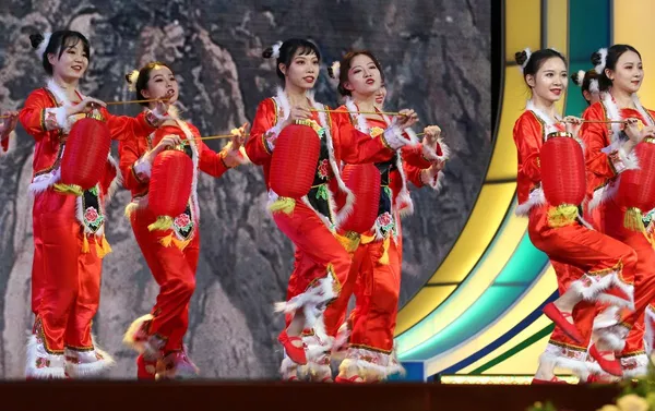 Estudiantes bailan durante el concierto de los 60 años de la Universidad Rusa de la Amistad de los Pueblos Estudiantes bailan durante el concierto de los 60 años de la Universidad Rusa de la Amistad de los Pueblos - Sputnik Mundo