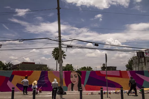 Miembros del colectivo Hasta Encontrarles CdMx durante la elaboración del mural de Guadalupe Pamela Gallardo Volante en la estación del Metrobús La Joya en la alcaldía Tlalpan. Miembros del colectivo Hasta Encontrarles CdMx durante la elaboración del mural de Guadalupe Pamela Gallardo Volante en la estación del Metrobús La Joya en la alcaldía Tlalpan. - Sputnik Mundo