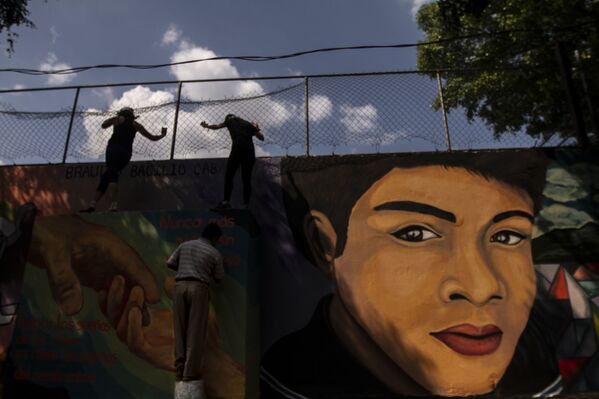 Miguel Basilio, padre de Braulio Basilio Caballero, un niño desaparecido el 28 de septiembre del 2016 en las instalaciones del paradero de Pantitlan, durante la elaboración del mural de su hijo. - Sputnik Mundo