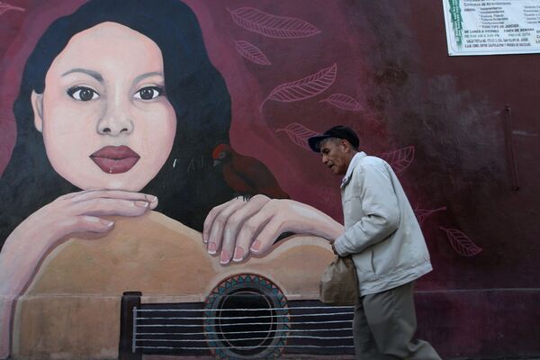 Mural de Sarahí Maricarmen López Pérez, desaparecida el 27 de agosto del 2018. El memorial está ubicado en la calle Canal Camino San Juan de Aragón de la colonia Casas Alemán en la alcaldía Gustavo A. Madero. - Sputnik Mundo
