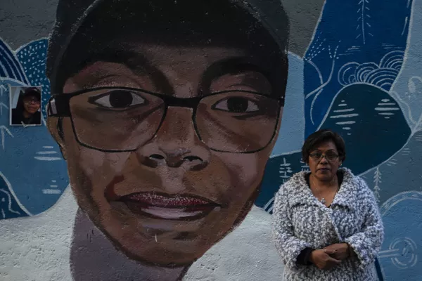 Irma Martínez posa junto al mural de su hijo Felipe de Jesús Olvera Martínez, desaparecido el 3 de marzo del 2019. El mural fue ubicado próximo a la calle Camino Real a San Andrés, en la colonia Primavera de la Alcaldía Tlalpan, donde se lo vio por última vez. Irma Martínez posa junto al mural de su hijo Felipe de Jesús Olvera Martínez, desaparecido el 3 de marzo del 2019. El mural fue ubicado próximo a la calle Camino Real a San Andrés, en la colonia Primavera de la Alcaldía Tlalpan, donde se lo vio por última vez. - Sputnik Mundo