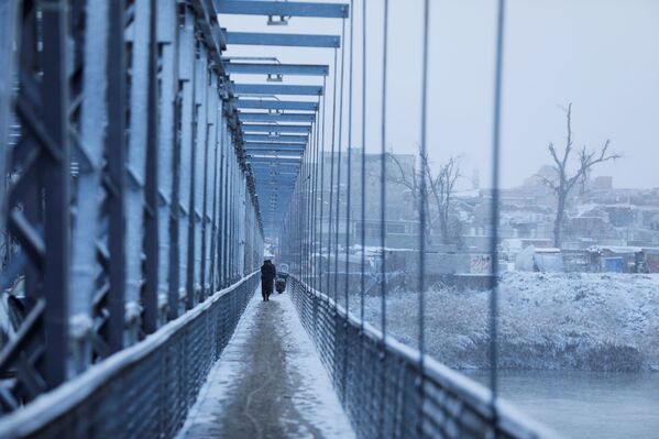 En Mosul vivía el 65% de toda la población de la provincia. La ciudad era no solo el centro administrativo de la provincia, sino también el centro económico de todo el norte de Irak. Aquí había decenas de grandes y medianas empresas industriales. Solo en una de las varias fábricas de textil trabajaban 2.400 personas antes de 2014. En la foto: el puente antiguo sobre el río Tigris en Mosul, febrero de 2020. En Mosul vivía el 65% de toda la población de la provincia. La ciudad era no solo el centro administrativo de la provincia, sino también el centro económico de todo el norte de Irak. Aquí había decenas de grandes y medianas empresas industriales. Solo en una de las varias fábricas de textil trabajaban 2.400 personas antes de 2014. En la foto: el puente antiguo sobre el río Tigris en Mosul, febrero de 2020. - Sputnik Mundo
