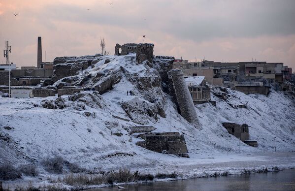 En 2014, ante la inminente ocupación de Mosul del Estado Islámico, cerca de medio millón de personas huyó de la ciudad. En la foto: las ruinas del histórico castillo de Bash Tapia, a orillas del Tigris. El castillo fue construido en el siglo XII y era considerado una de las principales atracciones turísticas de Mosul. En 2014, ante la inminente ocupación de Mosul del Estado Islámico, cerca de medio millón de personas huyó de la ciudad. En la foto: las ruinas del histórico castillo de Bash Tapia, a orillas del Tigris. El castillo fue construido en el siglo XII y era considerado una de las principales atracciones turísticas de Mosul. - Sputnik Mundo
