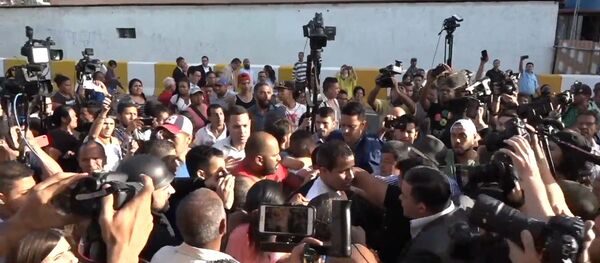 Así fue la tensa bienvenida de Guaidó en Caracas - Sputnik Mundo