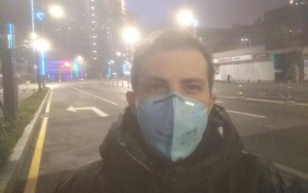 El cubano Samuel Junco en las calles de Wuhan El cubano Samuel Junco en las calles de Wuhan - Sputnik Mundo