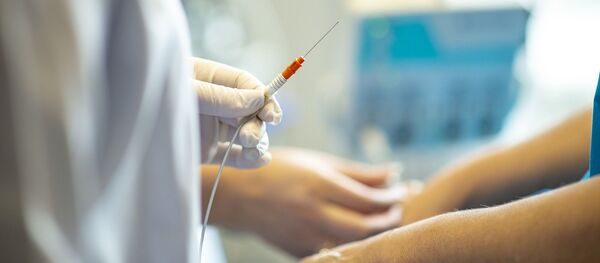 Un médico prepara una inyección. - Sputnik Mundo