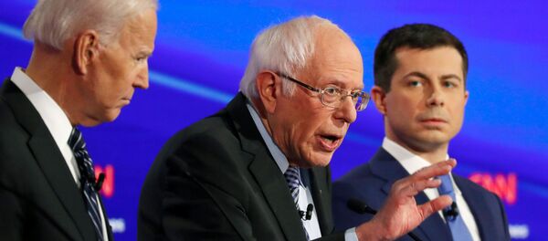 Joe Biden escucha a Bernie Sanders junto al exalcalde de South Bend Pete Buttigieg - Sputnik Mundo