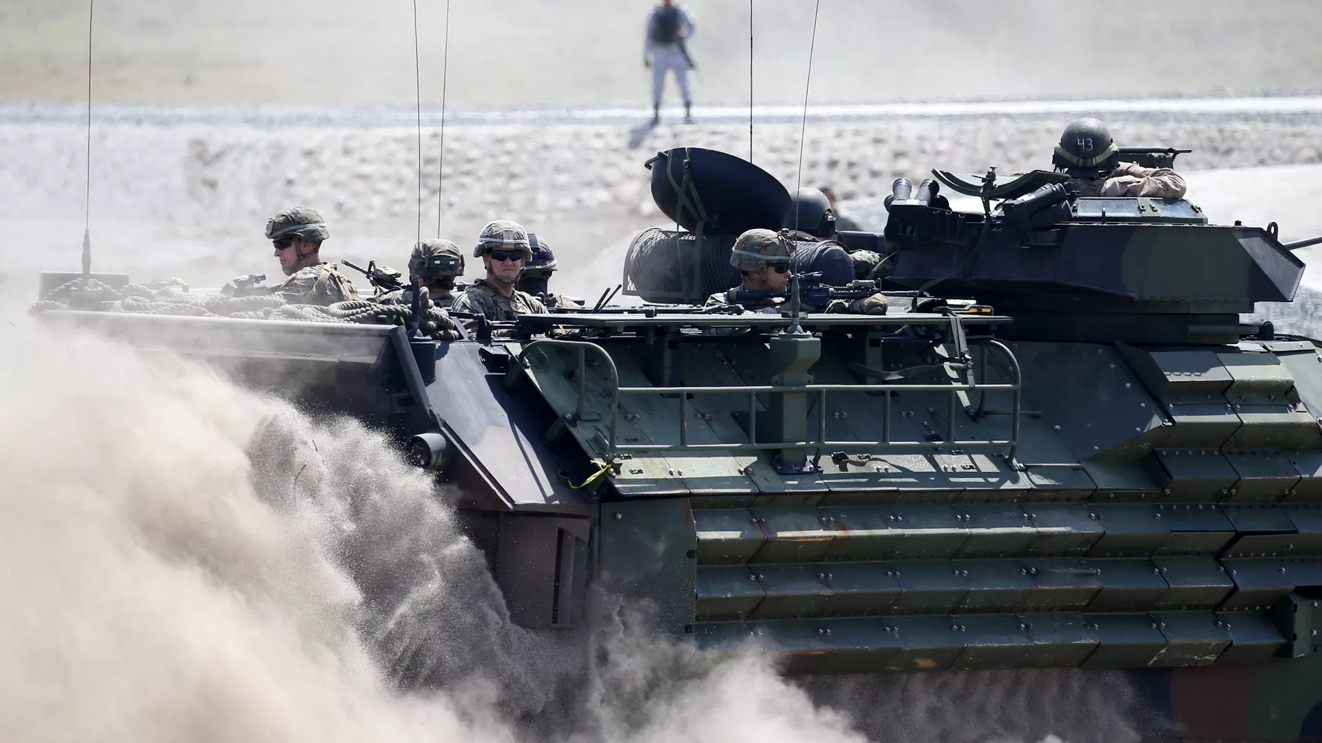 Un vehículo anfibio de asalto transporta a los militares estadounidenses y a los filipinos durante maniobras conjuntas. Un vehículo anfibio de asalto transporta a los militares estadounidenses y a los filipinos durante maniobras conjuntas. - Sputnik Mundo, 1920, 17.02.2023