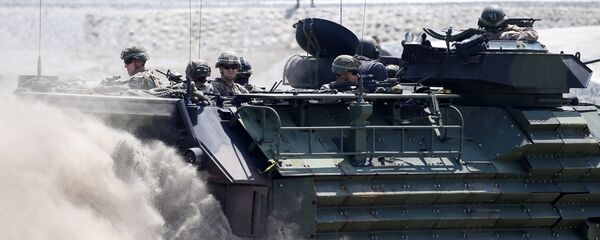 Un vehículo anfibio de asalto transporta a los militares estadounidenses y a los filipinos durante maniobras conjuntas celebradas en abril del 2019 - Sputnik Mundo
