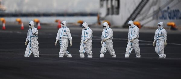 Personas con trajes de protección frente a amenazas biológicas Personas con trajes de protección frente a amenazas biológicas - Sputnik Mundo