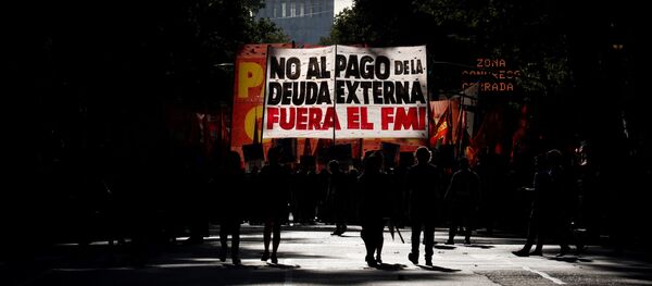 Manifestantes con un cartel en contra del FMI en Buenos Aires - Sputnik Mundo