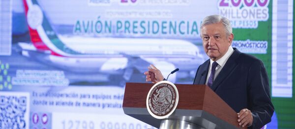 El presidente mexicano, Andrés Manuel López Obrador, indica a una imagen del avión presidencial El presidente mexicano, Andrés Manuel López Obrador, indica a una imagen del avión presidencial - Sputnik Mundo