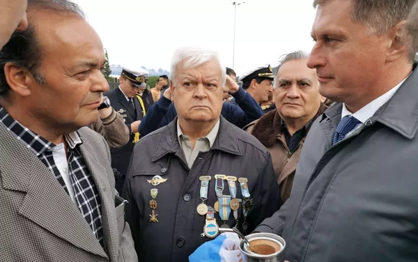El embajador recibe una bandera argentina de los veteranos de Malvinas El embajador recibe una bandera argentina de los veteranos de Malvinas - Sputnik Mundo