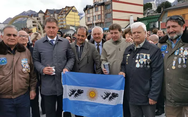 El embajador Feoktistov posa con la bandera argentina junto al gobernador Melella y veteranos de Malvinas El embajador Feoktistov posa con la bandera argentina junto al gobernador Melella y veteranos de Malvinas - Sputnik Mundo