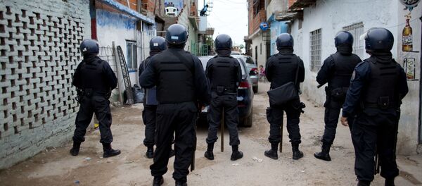 Policías de Buenos Aires durante un allanamiento en 2014 Policías de Buenos Aires durante un allanamiento en 2014 - Sputnik Mundo