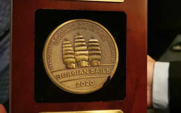 Placa en homenaje a los 200 años del descubrimiento de la Antártida y 75 años de la victoria en la Segunda Guerra Mundial - Sputnik Mundo