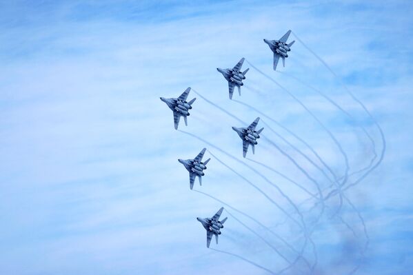 Desinfección, carreras de llamas y los Premios Óscar: las fotos más impresionantes de la semana - Sputnik Mundo