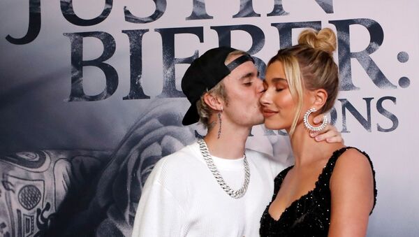 Justin Bieber junto a su esposa Hailey - Sputnik Mundo