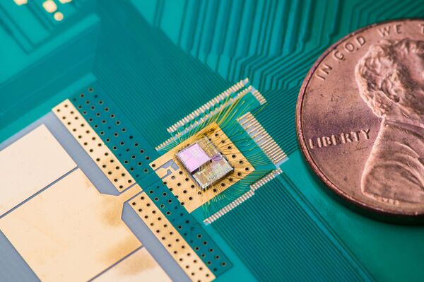 Inventan un microchip que puede extender la vida de las baterías de meses a años - Sputnik Mundo