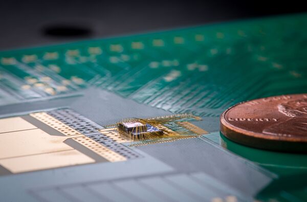 Inventan un microchip que puede extender la vida de las baterías de meses a años - Sputnik Mundo