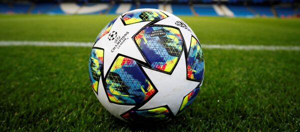 Una pelota de fútbol en el estadio Etihad Stadium de Manchester City - Sputnik Mundo
