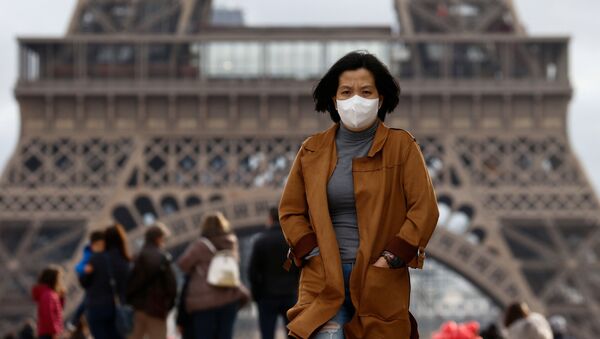 Una turista con mascarilla en París (Francia) - Sputnik Mundo