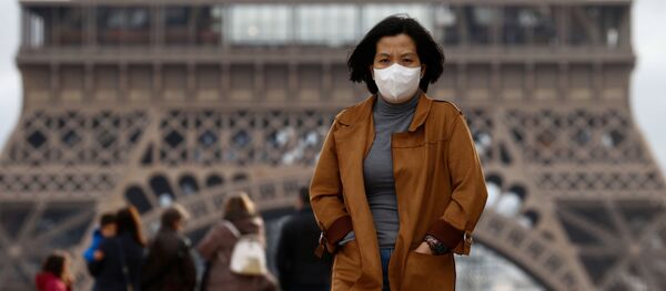 Una turista con mascarilla en París (Francia) - Sputnik Mundo