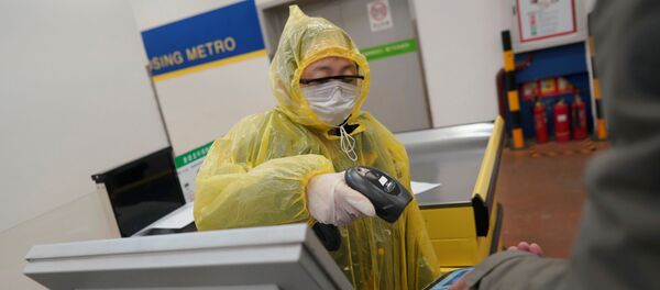 Un trabajador escanea el teléfono móvil de un cliente para el pago en un supermercado en Pekín Un trabajador escanea el teléfono móvil de un cliente para el pago en un supermercado en Pekín - Sputnik Mundo