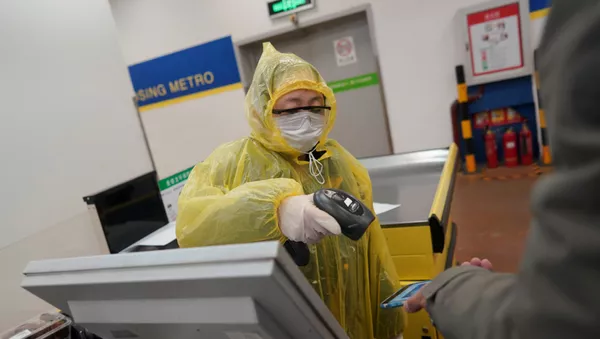 Un trabajador escanea el teléfono móvil de un cliente para el pago en un supermercado en Pekín