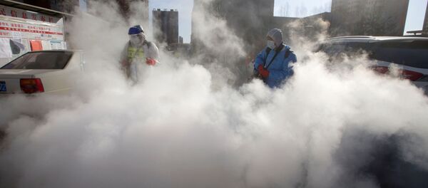 Trabajadores en China desinfectan las calles - Sputnik Mundo