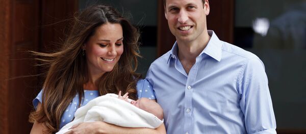 Kate Middleton y su esposo, el príncipe William, posan con su primero hijo, George, a la salida del hospital St Mary's (2013) - Sputnik Mundo