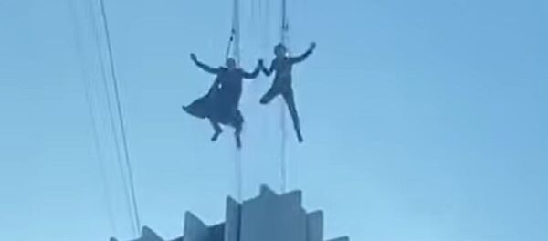 Neo y Trinity saltan desde un rascacielos: se filtra un vídeo del rodaje de 'Matrix 4' - Sputnik Mundo