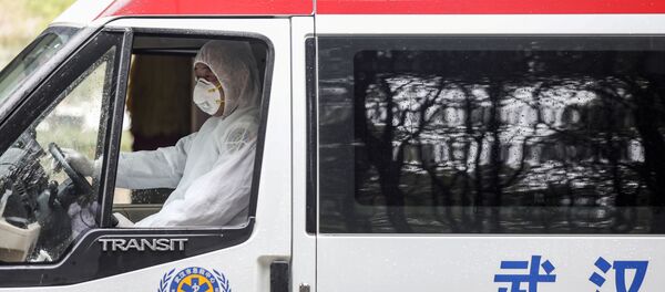 Una ambulancia en Wuhan, China - Sputnik Mundo