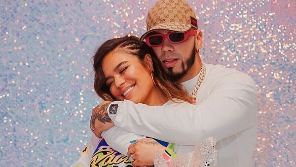 La cantante colombiana Karol G celebra su cumpleaños al lado de su novio, el reguetonero puertorriqueño Anuel AA - Sputnik Mundo