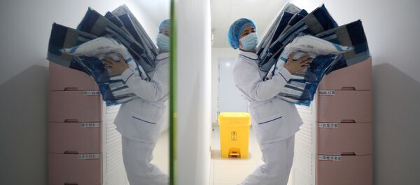 Una médica con una mascarilla debido al nuevo coronavirus - Sputnik Mundo