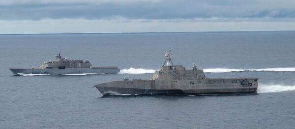 Los buques de combate litorales USS Freedom y USS Independence, los primeros de su clase, maniobran juntos durante un ejercicio en la costa del sur de California - Sputnik Mundo