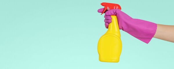 Una persona sostiene una botella de un producto de limpieza Una persona sostiene una botella de un producto de limpieza - Sputnik Mundo