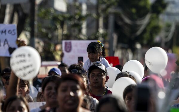 Vecinos de las alcaldías contiguas, Xochimilco y Tláhuac, se manifiestan y bloquean algunas entradas en protesta por el feminicidio de Fátima - Sputnik Mundo