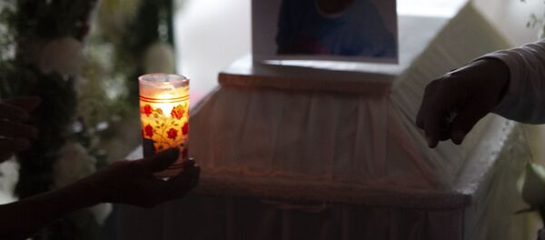 Familiares y vecinos de Tláhuac y Xochimilco durante el velorio de Fátima  - Sputnik Mundo