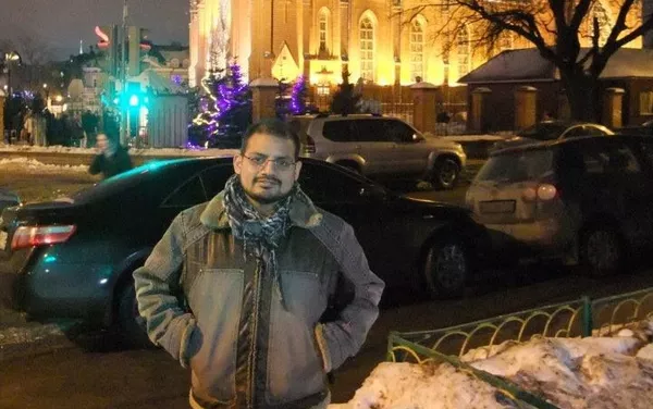 Mark Klein frente a la catedral católica en Moscú - Sputnik Mundo