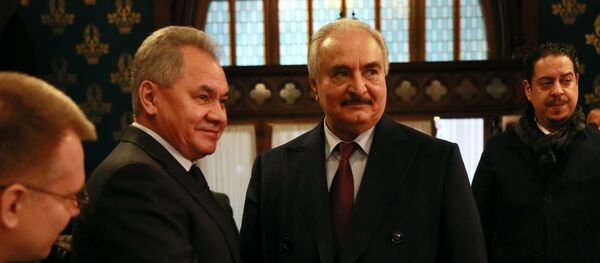 El ministro de Defensa ruso, Serguéi Shoigú, y el comandante del Ejército Nacional de Libia, Jalifa Haftar - Sputnik Mundo