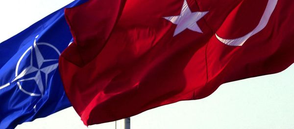 Banderas de la OTAN y de Turquía - Sputnik Mundo