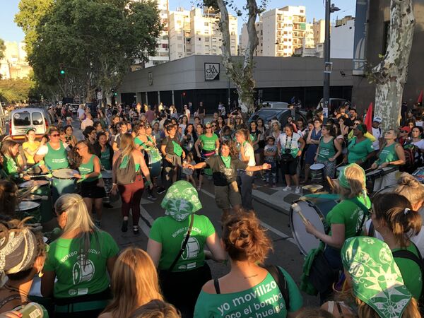 La campaña por el aborto legal volvió a tocar las puertas del Congreso en Argentina | Vídeo, fotos - Sputnik Mundo