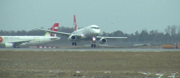 Aterrizaje extremo de un avión de pasajeros en una tormenta - Sputnik Mundo